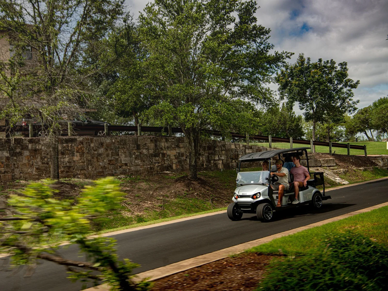 2023 E-Z-GO EXPRESS S6 ELITE 4.2 TWIN PACK WITH WORLD CHARGER - Image 4